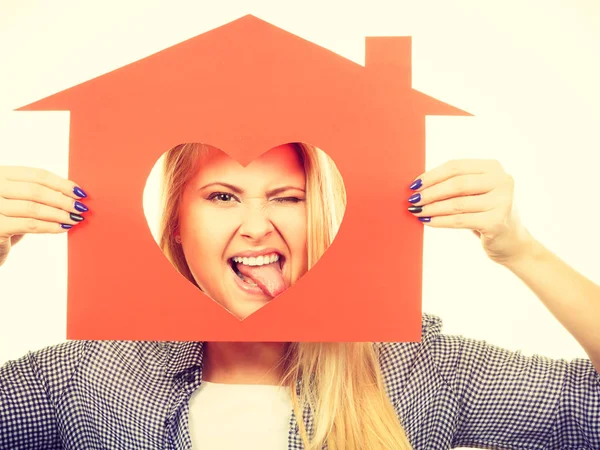 Mujer feliz sosteniendo casa de papel rojo — Foto de Stock