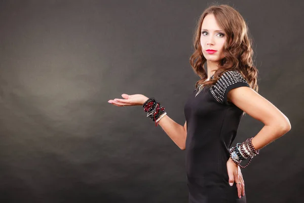 Elegant kvinna som bär armband håller öppen hand — Stockfoto