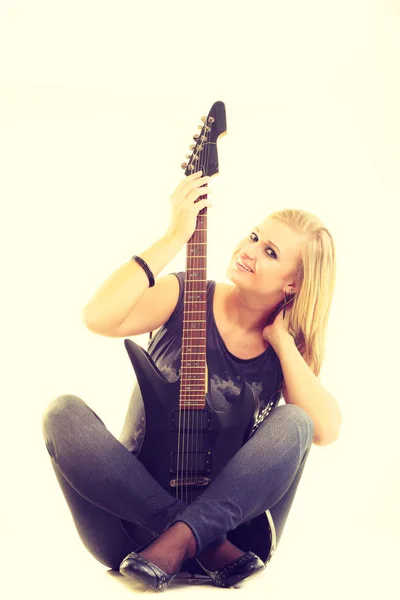 Blondes Mädchen mit E-Gitarre. Stockbild