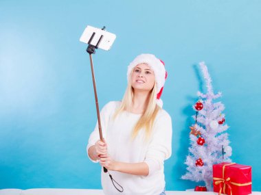 Noel Baba şapkası selfie alarak kadında