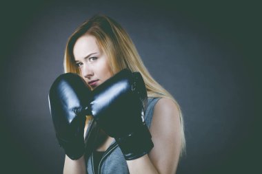 Boksör kız egzersiz ile boks eldivenleri.