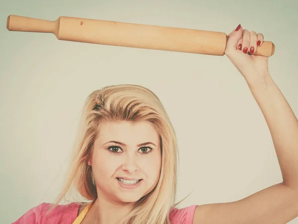 Mujer usando delantal sosteniendo rodillo —  Fotos de Stock