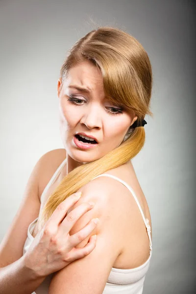 Woman scratching her itchy arm with allergy rash — Stock Photo, Image