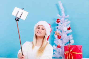 Noel Baba şapkası Noel selfie alarak kadında