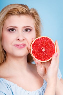 Kadın greyfurt narenciye meyve elinde tutan