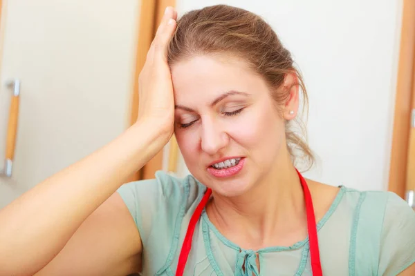두통 편두통의 통증에서 고통 하는 여자. — 스톡 사진