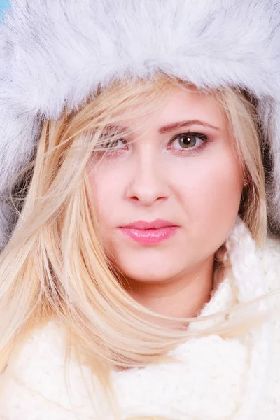 Mujer rubia en invierno sombrero peludo cálido — Foto de Stock