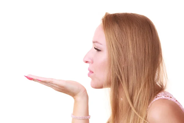 Žena posílá vzdušný polibek — Stock fotografie