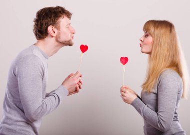 Sevgi dolu kalpleri ile flört pare.