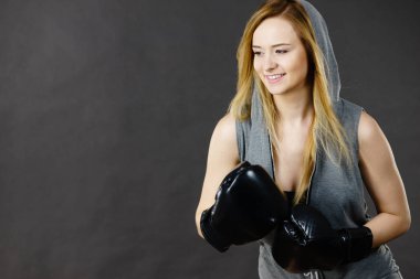 Boksör kız egzersiz ile boks eldivenleri.