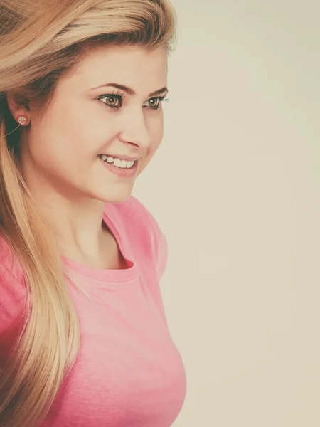 Retrato de mulher loira feliz e sorridente — Fotografia de Stock