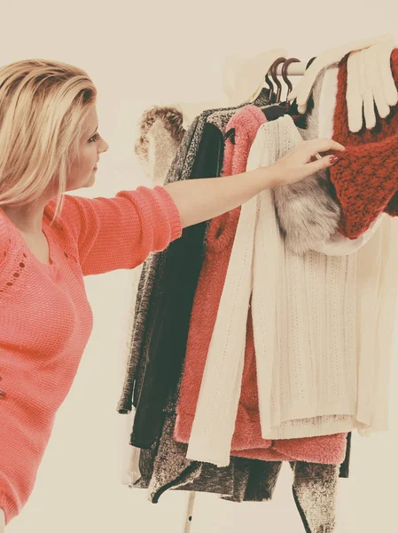 Kvinna i hem garderoben att välja kläder — Stockfoto