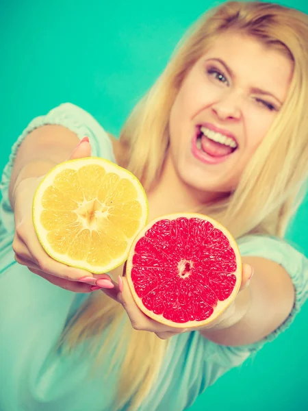 Kadın greyfurt narenciye meyve elinde tutan — Stok fotoğraf