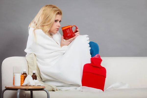 Kobieta jest chory, po grypie, leżąc na kanapie — Zdjęcie stockowe
