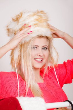 Çekici kadın tüylü kış şapka