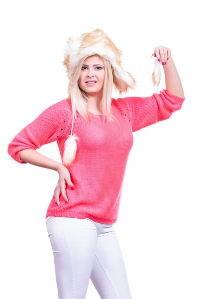 Atractiva mujer con sombrero de invierno peludo —  Fotos de Stock