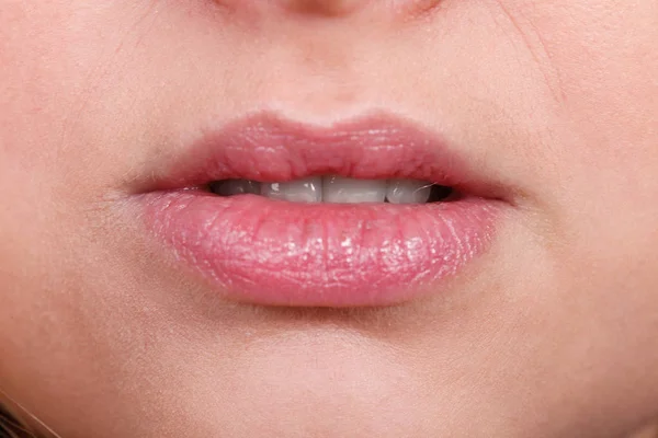 Primer plano de labios de mujer sin maquillaje — Foto de Stock