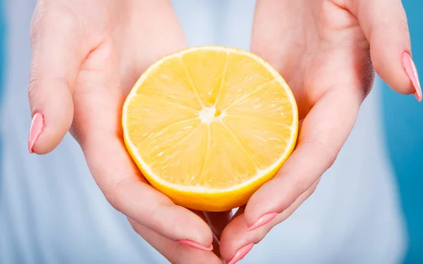 Γυναίκα που κρατά φρούτων λεμονιού ή πορτοκαλιού — Φωτογραφία Αρχείου