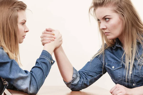 Duas mulheres tendo braço luta — Fotografia de Stock