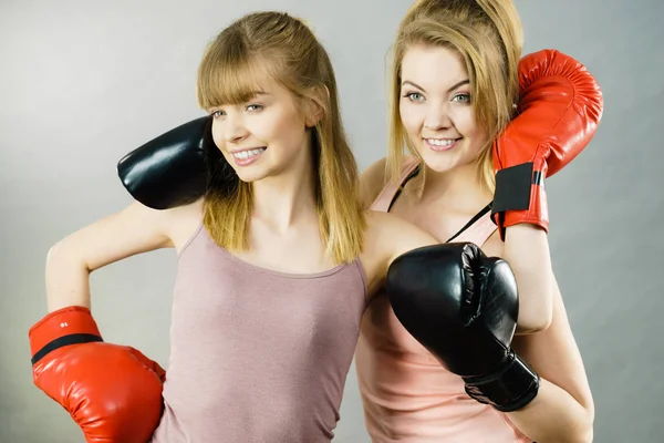 Duas mulheres amigas usando luvas de boxe — Fotografia de Stock