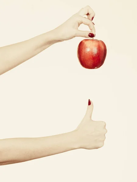 Tangan wanita memegang apel merah lezat — Stok Foto