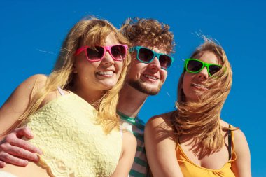 Grup arkadaşları erkek iki kız açık eğleniyor