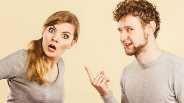 Genç duygusal çift savunarak.