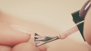 Güzellik salonunda manikür yaptıran bir kadın..