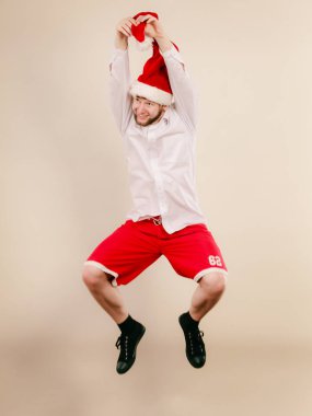 Etkin adam dans ve atlama Noel Baba şapkası.