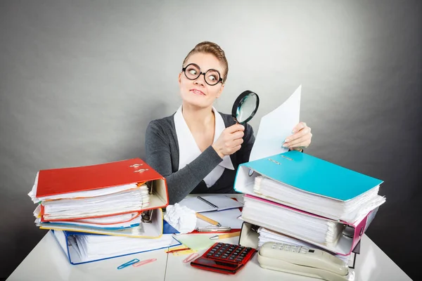 Verrückte Bürodame am Schreibtisch. — Stockfoto