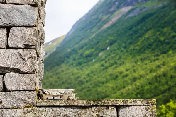 Grillen fack på klippor och stenar tabell — Stockfoto