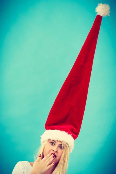 Šokovaná žena s crazy naváté santa klobouk — Stock fotografie