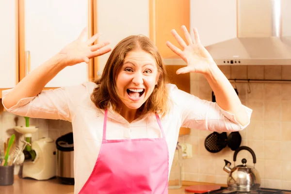 Несчастная домохозяйка на кухне — стоковое фото