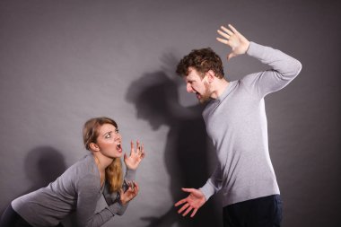 Mücadele insanlar. Genç çift savunarak.