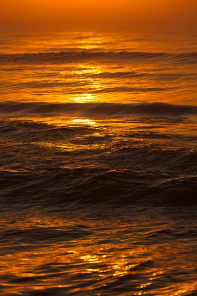 Coucher de soleil rouge béatifique sur la surface de la mer — Photo