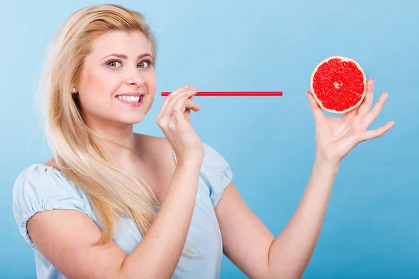 Vrouw drinken van SAP uit groenten, rode grapefruit — Stockfoto