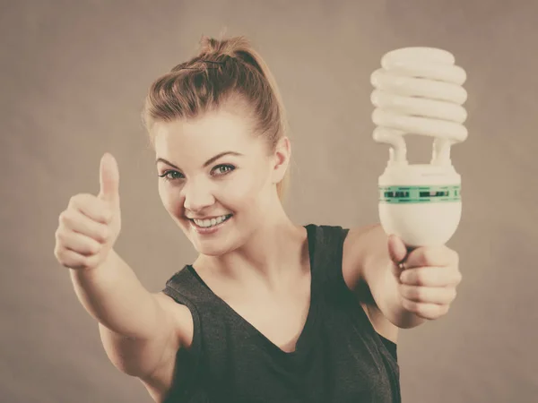 エコな電球を保持している女性 — ストック写真