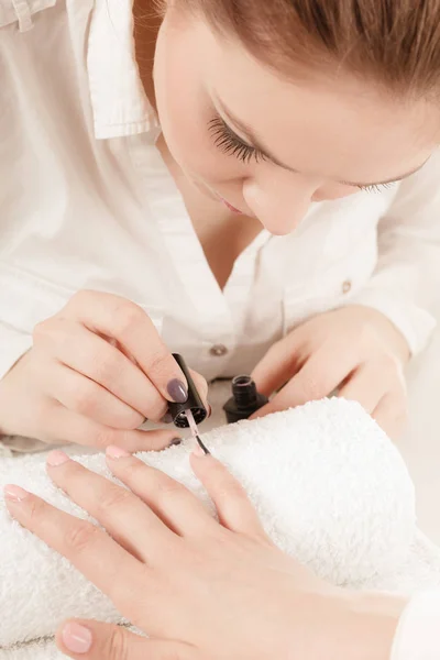 Donna in salone di bellezza ottenere manicure fatto. — Foto Stock