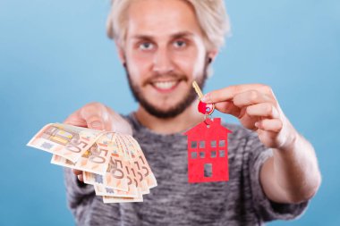 Eve para ve anahtarları tutan adam