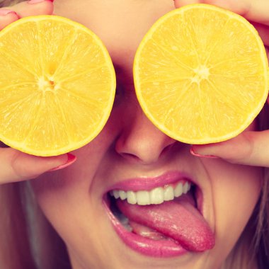 Limonlu narenciye gözleriyle kapsayan kız