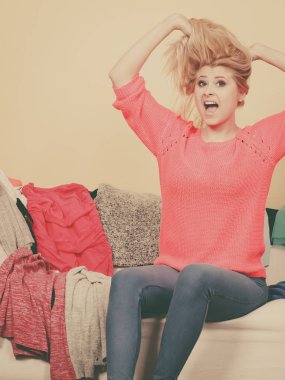 Kadınlar koltukta otururken ne giyeceğini bilemez.