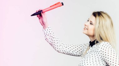 Büyük tutan kadın kalem büyük boy