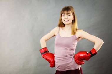 Boks eldiven giyen kadın