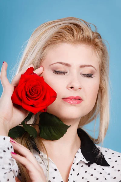 Kvinna med röd ros blomma på blå — Stockfoto