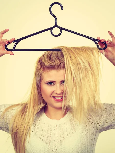 Kobieta trzyma włosów na wieszak na ubrania — Zdjęcie stockowe