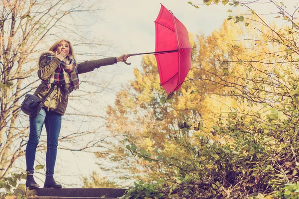Frau läuft mit Regenschirm im Park, starker Wind — Stockfoto