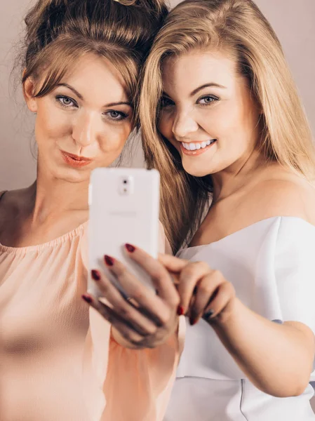 Şık kadın selfie alarak