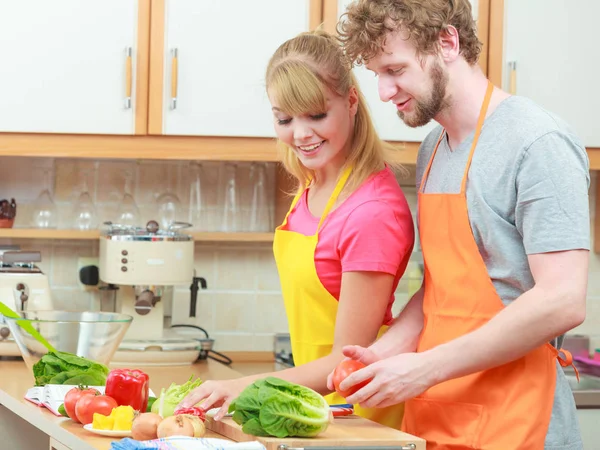 Pareja preparando verduras frescas ensalada de alimentos — Foto de Stock