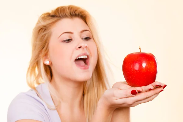 Kırmızı elma, sağlıklı gıda kavramı tutan kadın — Stok fotoğraf
