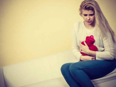 Cofa üzerinde oturan kadın duygu mide krampları